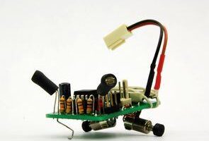 Atmel ATtiny25V ile ışık izleyen robot