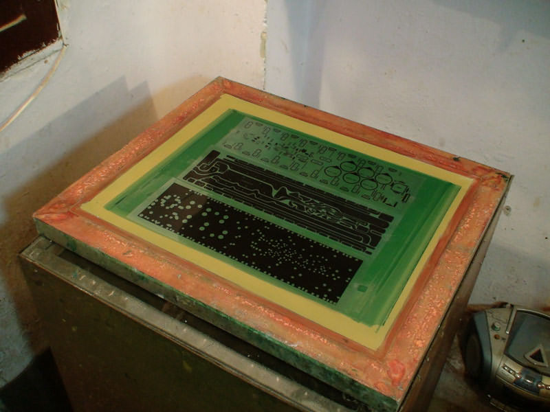 asetat devre deseninin serigrafi bastidoruna yerlestirilmesi placement of acetate circuit design onto screen printing plate