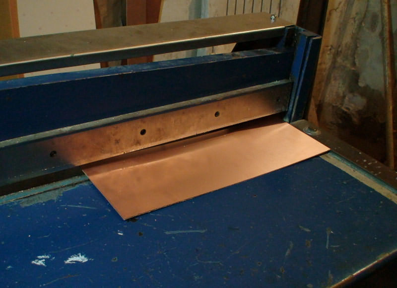bakirli plaketin baski oncesi uygun olcude kesilmesi cutting the copper plate to the appropriate size before printing