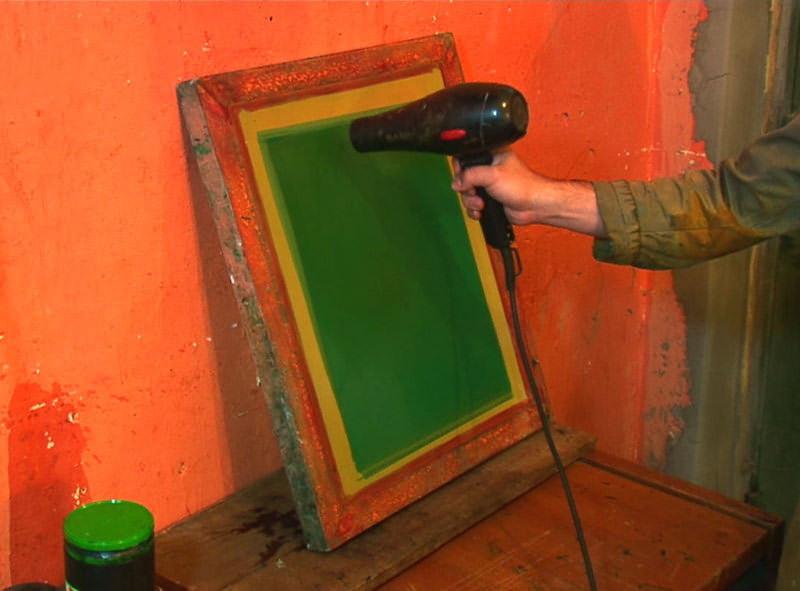emulsiyon surulmus serigrafi eleginin kurutulmasi drying of emulsion coated screen printing mesh