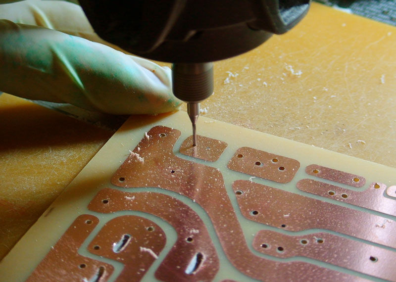 pcb deliklerinin uygun matkap uclariyla acilmasi drilling holes in the pcb using appropriate drill bits