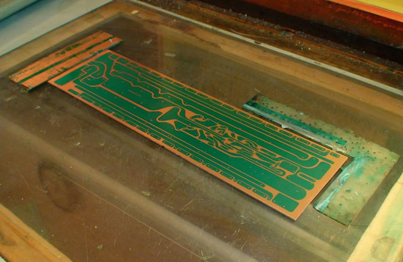 pcb uzerine serigrafi baski sonucu olusan yol deseni path pattern created by screen printing onto pcb