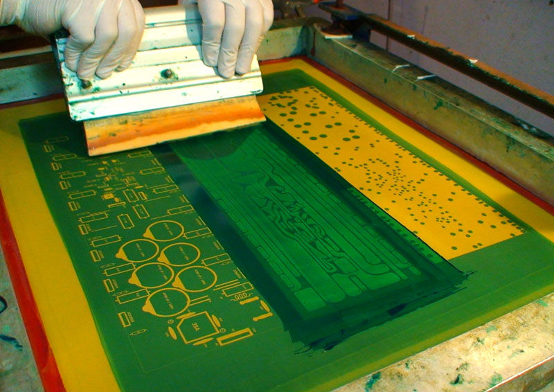 serigrafi ile pcb uzerine yol baskisi alma asamasi the process of printing paths onto a pcb using screen printing