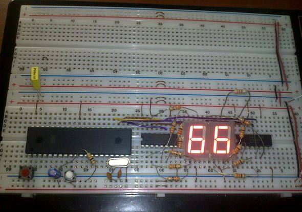 atmel-at89s52-74hc595-led-display-breadboard-circuit