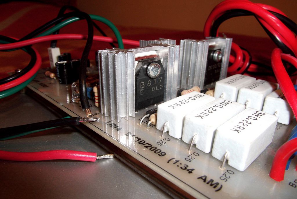 300w amplifikator devresi yuksek guc gereken uygulamalar icin hazirlanmis klasik transistorlu bir guc amfisidir
