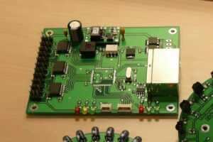 12 Servo Kontrol CAN AT90CAN128 Adum1400