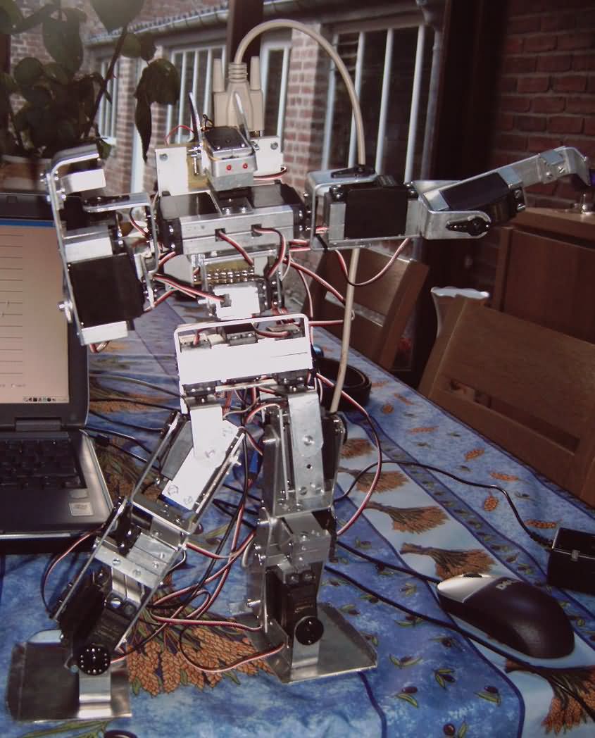 26-servo-5-led-control-pic18f452-for-humanoid-humanoid-robot