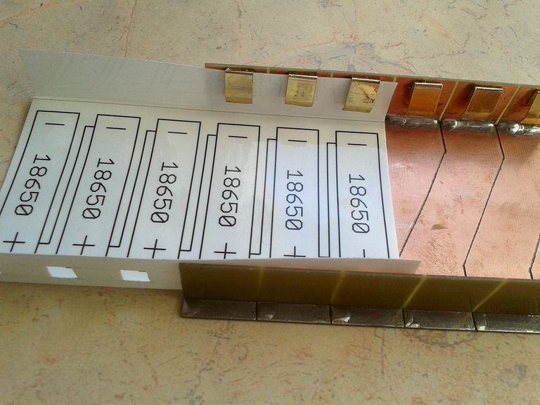 7 18650 pil sepeti ust kaplamasinin kesilip katlanmasi