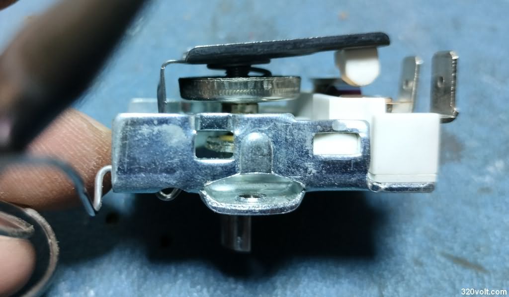 9-disassembling-the-400v-thermostat-examining-internal-structure
