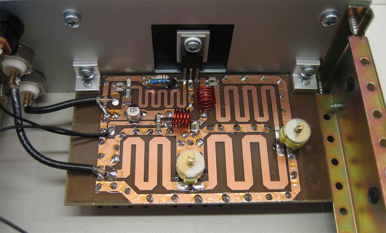 6 watt rf amplifier with enclosure mounting and adjustable capacitor