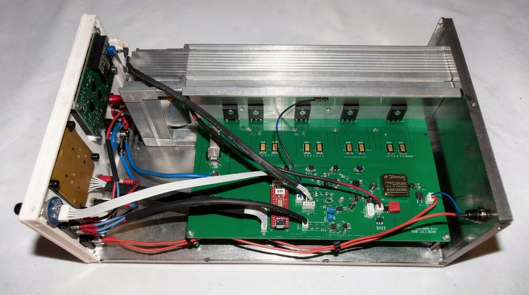 300w programmable dc electronic load with heatsink and fan placement